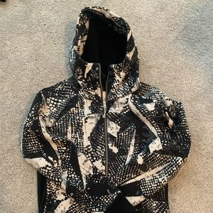 Lulu scuba hoodie. Size 8 | black & white painter pattern